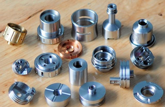 小零件背后的女富豪 為富士康制造手機(jī)小配件，成就300億商業(yè)傳奇